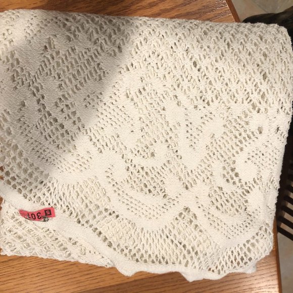 Elegant Cream Lace Table Runner - Picture 2 of 3